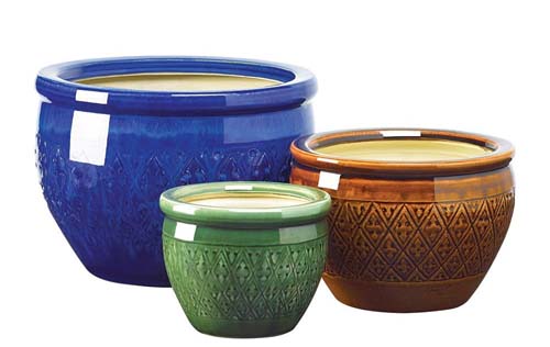 关闭水平的形象的三个彩色的陶瓷花盆,绿色,棕色,钴蓝色孤立在白色背景。