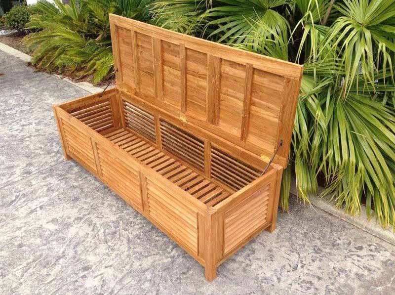 斜的木甲板箱在热带庭院设置。