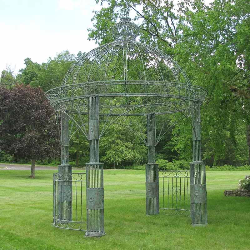 吉娜11英尺宽x 11英尺深钢露台凉亭在绿色的草坪。