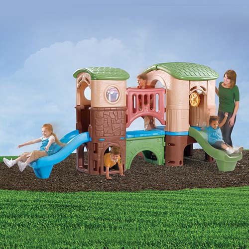Step2中的一个塑料儿童游戏室，叫做Clubhouse攀登者，建在草坪上，背景是蓝天。