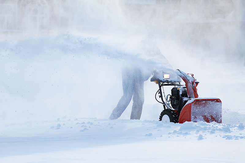 一个近距离的水平图像的雪景正在清除与燃气动力机器拍摄的软焦点背景。