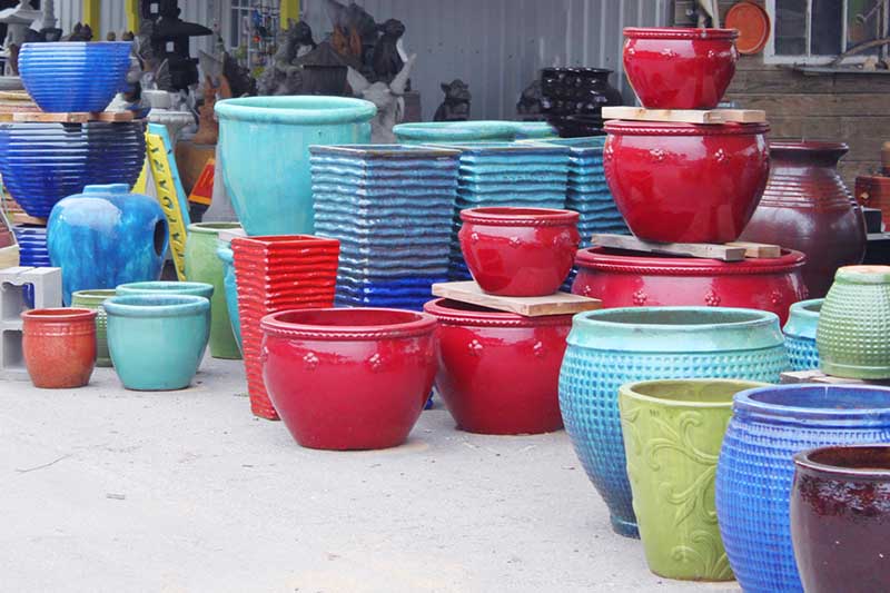 水平的形象大罐在不同形状、大小和颜色在一个花园中心出售。