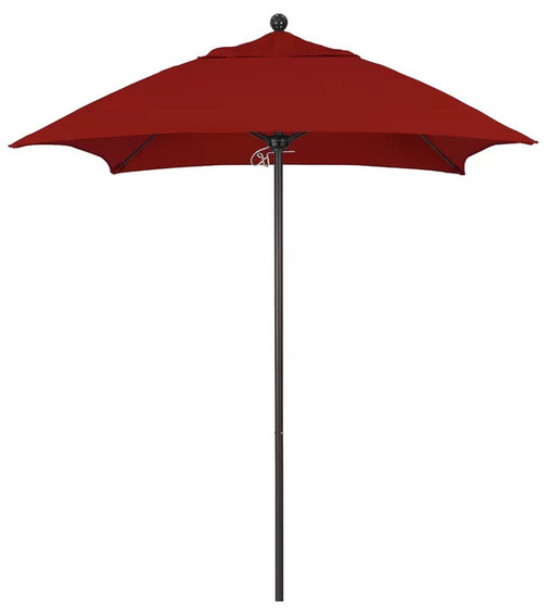 Hibo 72英寸广场市场太阳伞在骑师红色与青铜杆在一个孤立的背景。