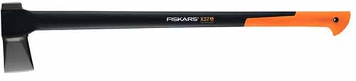 的近水平形象Fiskars超级分配器斧孤立在白色背景。