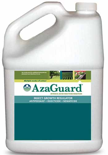 白色背景上的一瓶AzaGuard昆虫生长调节剂的特写。