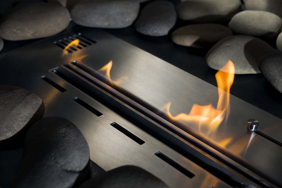 乙醇产生火焰的近距离水平图像。