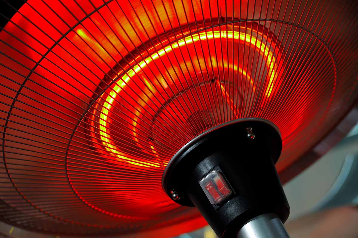 一个近距离的水平图像的红外线灯泡加热室外空间。